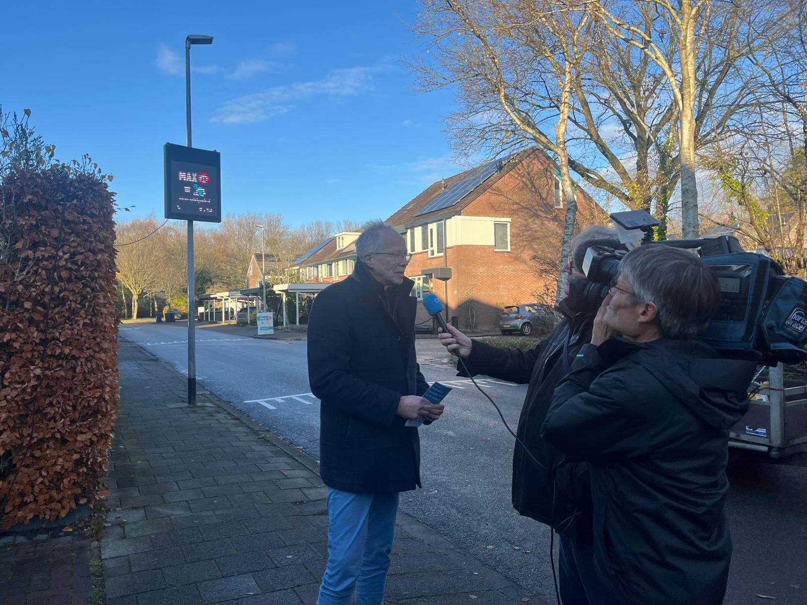 Interview voor SafetySafe met de paal in de achtergrond