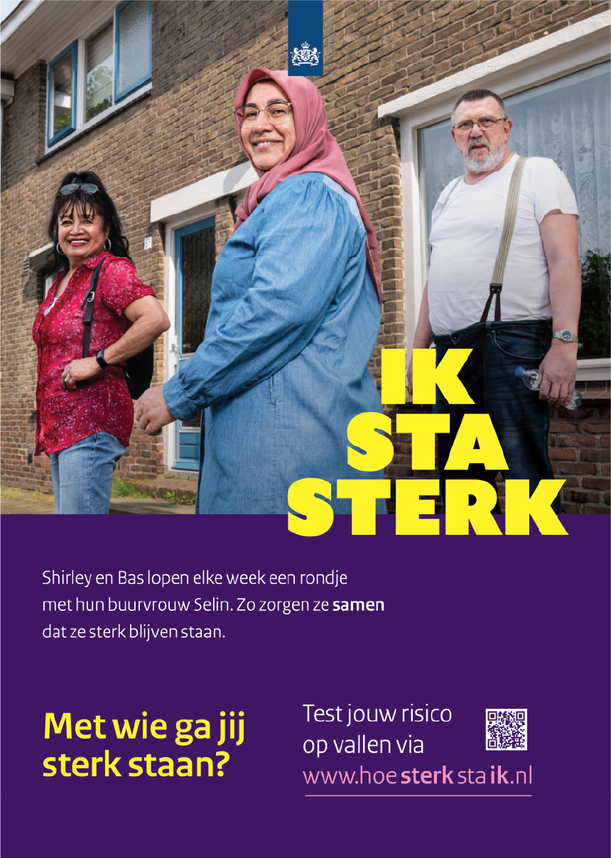 Poster voor de valpreventie campagne "Ik sta sterk" met een diverse groep ouderen met de tekst "Shirley en Bas lopen elke week een rondje met hun buurvrouw Selin. Zo zorgen ze samen dat ze sterk blijven staan. Test jouw risico op vallen via hoesterkstaik.nl"
